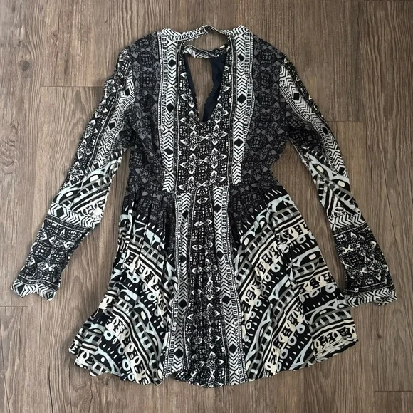 Free People Mini Dress Black Tegan Border Print Rayon Swing Dress Boho size 4 - Picture 8 of 9